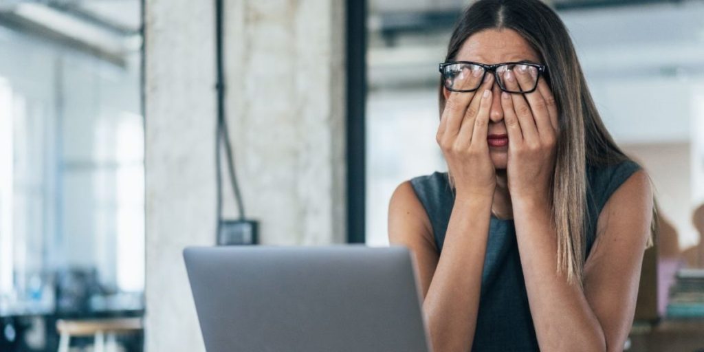 Donna preoccupata davanti al computer